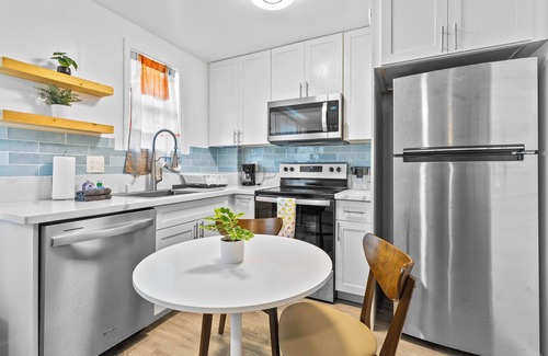 McCully - Moiliili Apartamento | Delightful Contemporary Honolulu Loft w/ AC & Laundry