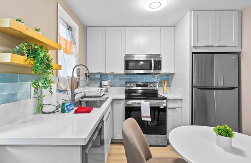 McCully - Moiliili Apartamento | Delightful Contemporary Honolulu Loft w/ AC & Laundry