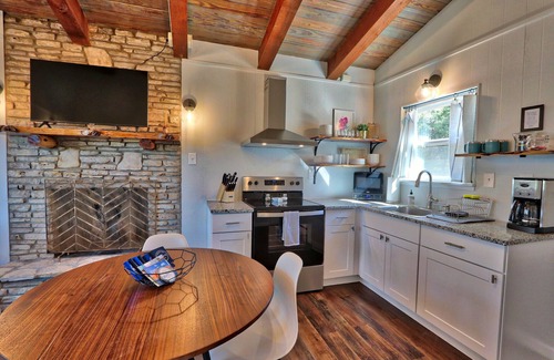 Canyon Lake Cabaña | Delightful Cottage for 4 Guests in Canyon Lake!