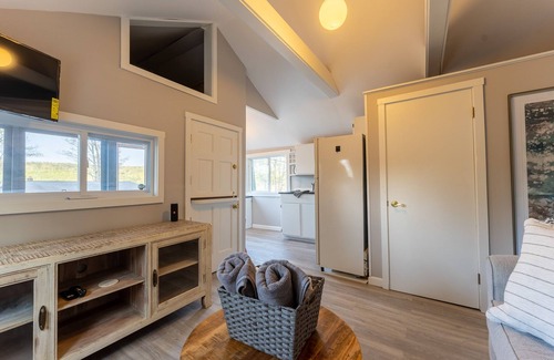 Alton Bay Cabina | Delightful Lake View Cabin in Alton Bay Now featuring Lake Access, AC/ TV/ WiFi