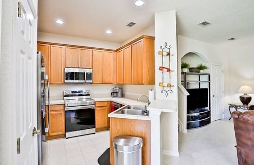 Trafalgar Village Casa | Delightful lakefront townhome with pool, volleyball, fast WiFi & AC