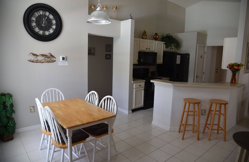 Lake Berkley Villa | Encantadora villa moderna de 4 dormitorios y 3 baños con piscina privada y spa - WiFi gratuito