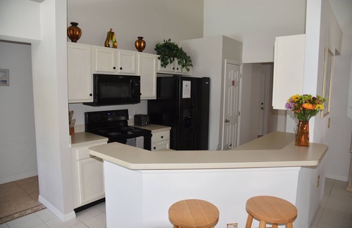 Lake Berkley Villa | Encantadora villa moderna de 4 dormitorios y 3 baños con piscina privada y spa - WiFi gratuito