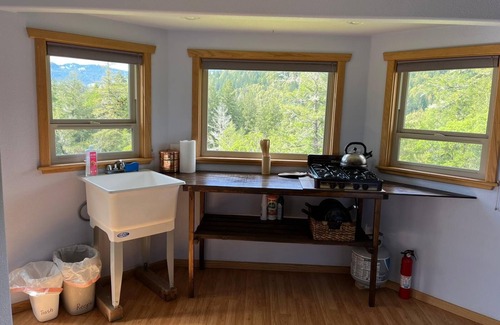 Redway Apartamento | Delightful off grid studio with beautiful mountain views