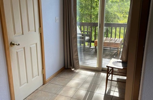 Redway Apartamento | Delightful off grid studio with beautiful mountain views