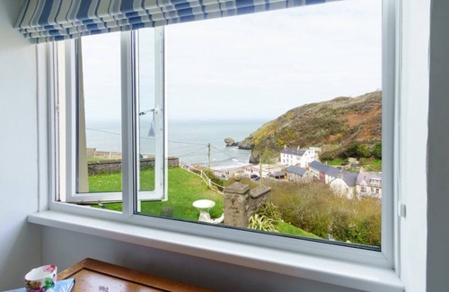 Tan-y-groes Casa | Delightful property some 200 yards from the beach at Llangrannog situated on the hillside