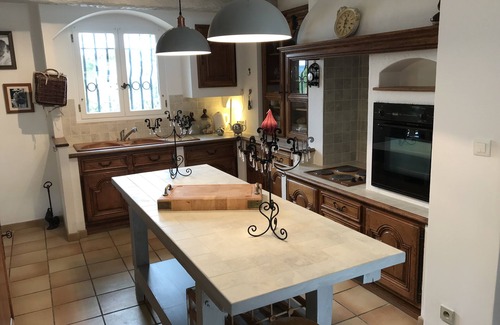 Tourrettes Villa | Encantadora villa de estilo provenzal en un solo nivel con piscina y vistas impresionantes.