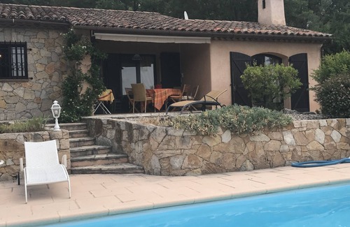 Tourrettes Villa | Encantadora villa de estilo provenzal en un solo nivel con piscina y vistas impresionantes.