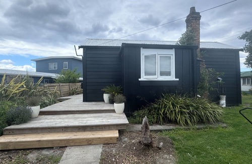 Ruakaka Cabaña | Delightful Ruakaka Cottage Views to Sea and Estuary Surf. Sun . Chill