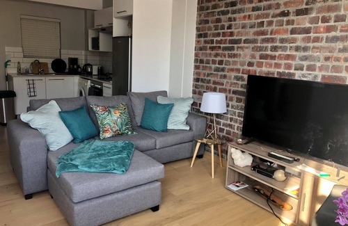 Salt River Apartamento | Delightful studio in Woodstock, Cape Town perfect for Couples and Digital Nomads
