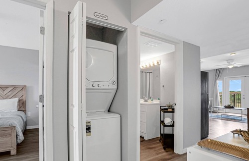 Davenport Condominio | Delightful water view condo with balcony, washer/dryer, & full kitchen