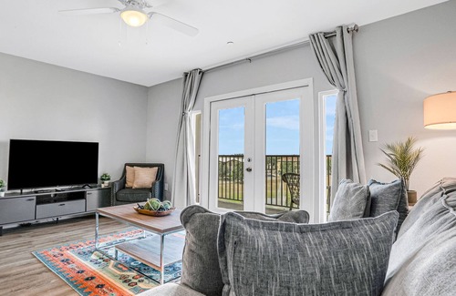 Davenport Condominio | Delightful water view condo with balcony, washer/dryer, & full kitchen