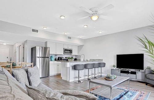 Davenport Condominio | Delightful water view condo with balcony, washer/dryer, & full kitchen