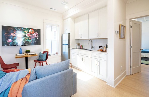 Historic Oakwood Casa | DelightfulDesign-WalkToEats&Drinks-PvtBalcony-Pets