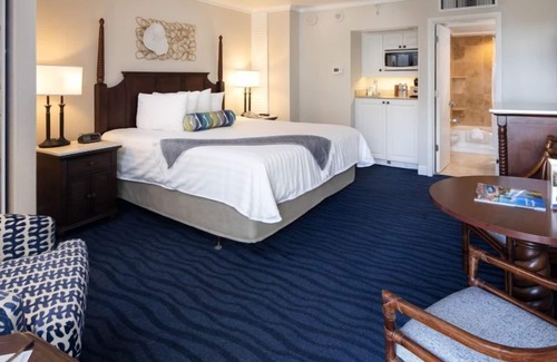 St. Pete Beach Hotel | Deluxe 1 King Bed at Island Grand at TradeWinds