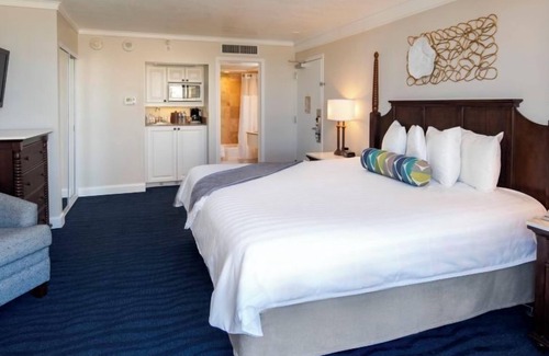 St. Pete Beach Hotel | Deluxe 1 King Bed at Island Grand at TradeWinds