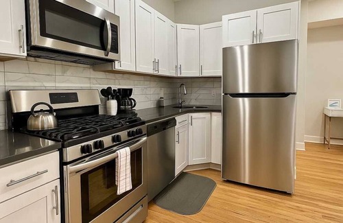 Andersonville Apartamento | Deluxe 1BR Near Shops & Cafés