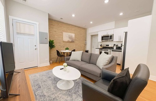 Andersonville Apartamento | Deluxe 1BR Near Shops & Cafés