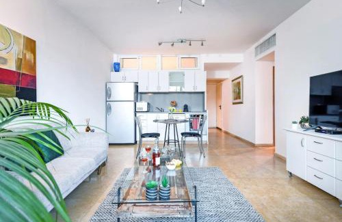 Jaffa Apartamento | Deluxe 2BR Apt w Pool in Historical Jaffa with Shelter by Sea N' Rent