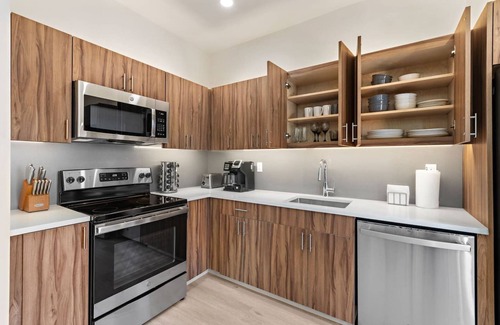 Newark Apartamento | Deluxe 2BR ! Free Parking ! 30 min to NYC !