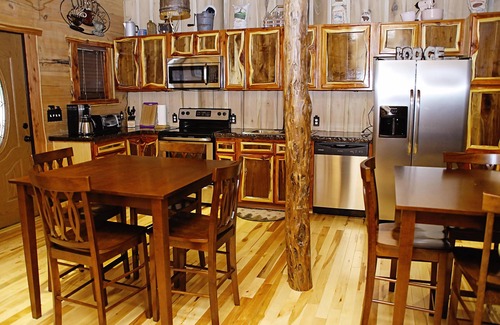 Henlawson Cabina | Deluxe 4 Bedroom 4-1/2 Bath Log Cabin With Theater Room