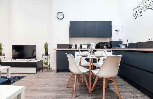Nottingham City Centre Apartamento | Deluxe Apartment In City Centre W/Outdoor dining and games area.