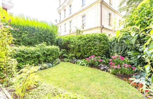 Mala Strana Apartamento | Deluxe Charles Bridge Apt Old Town, Garden View, city centre