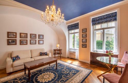 Mala Strana Apartamento | Deluxe Charles Bridge Apt Old Town, Garden View, city centre