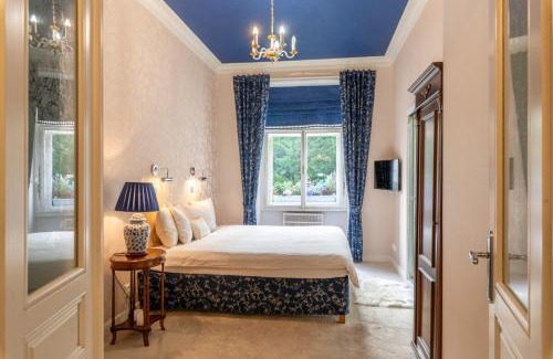 Mala Strana Apartamento | Deluxe Charles Bridge Apt Old Town, Garden View, city centre