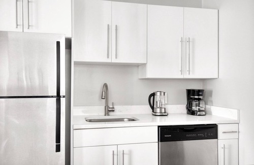 Lower Mills Apartamento | Deluxe Dorchester Savin Hills 2BR nr Milton T, by Blueground