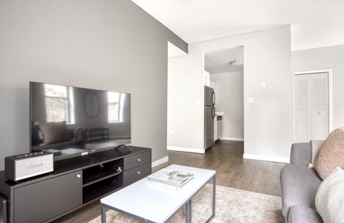 Lower Mills Apartamento | Deluxe Dorchester Savin Hills 2BR nr Milton T, by Blueground