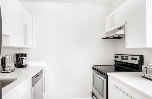 Lower Mills Apartamento | Deluxe Dorchester Savin Hills 2BR nr Milton T, by Blueground