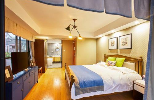Xihu Casa | Deluxe Double Balcony King Room Bathtub