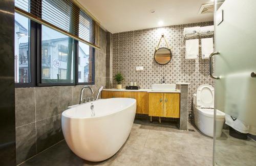 Xihu Casa | Deluxe Double Balcony King Room Bathtub