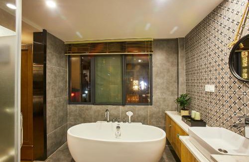 Xihu Casa | Deluxe Double Balcony King Room Bathtub