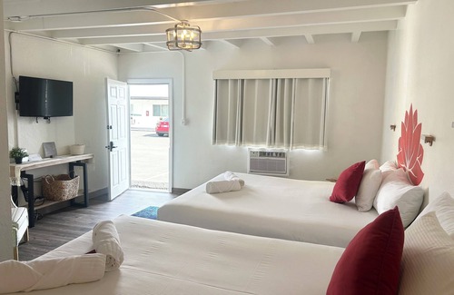 Las Vegas Strip Hotel | DELUXE DOUBLE BED KING AND QUEEN - SLEEPS 4 - NON-SMOKING