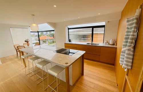 Mount Maunganui Casa | Deluxe Downtown: sleeps 8+/250m-Beach/600m-Town