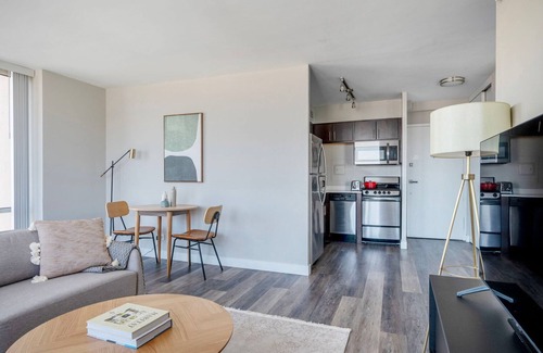 Edgewater Apartamento | Deluxe Edgewater 1BR w/ Gym, Deck & Lounge, nr L, by Blueground