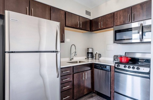 Edgewater Apartamento | Deluxe Edgewater 1BR w/ Gym, Deck & Lounge, nr L, by Blueground