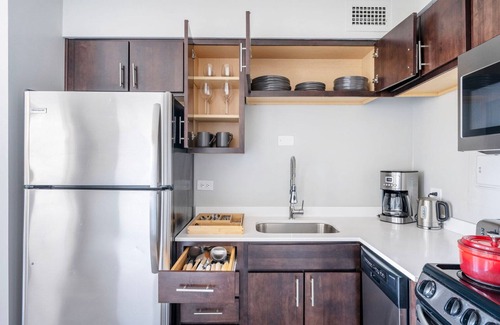 Edgewater Apartamento | Deluxe Edgewater 1BR w/ Gym, Deck & Lounge, nr L, by Blueground