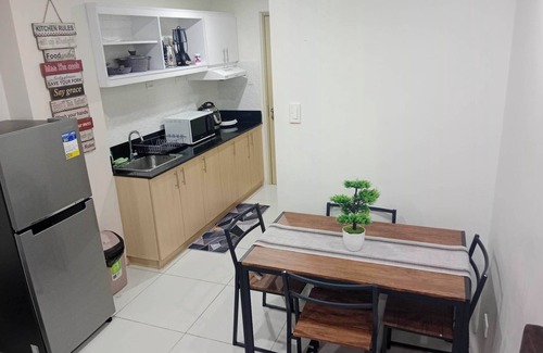 Silang Junction North Apartamento | Deluxe Family room in Tagaytay with Taal lake view
