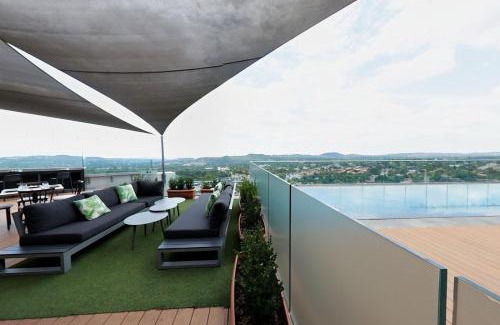 Menlyn Apartamento | Deluxe fully furnished apartment in Menlyn Maine residence 1209