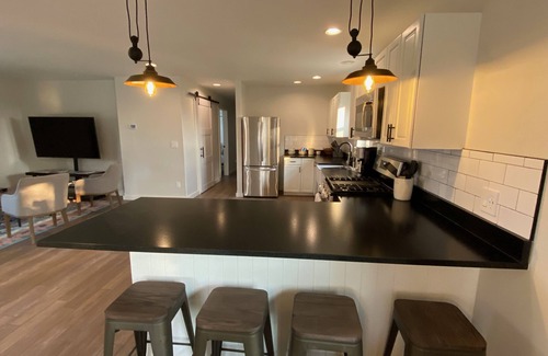 Manhattan Casa | Deluxe Guest House with the Biggest Big Sky Views!