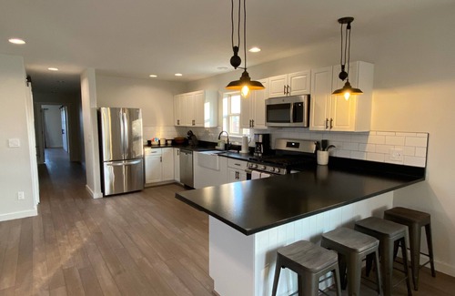 Manhattan Casa | Deluxe Guest House with the Biggest Big Sky Views!