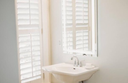 Downtown Hotel | Deluxe Guestroom-2 Queens · The Jefferson Inn Rm. 12