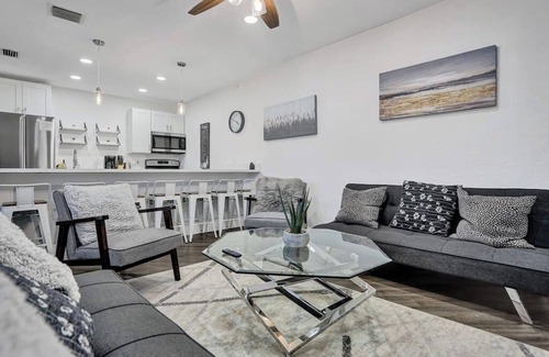 Central Fort Lauderdale Casa | Una Invitación a la Elegancia: Entra en un Mundo de Felicidad Sofisticada