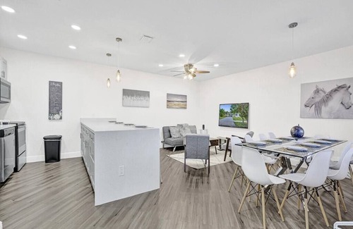 Central Fort Lauderdale Casa | Una Invitación a la Elegancia: Entra en un Mundo de Felicidad Sofisticada