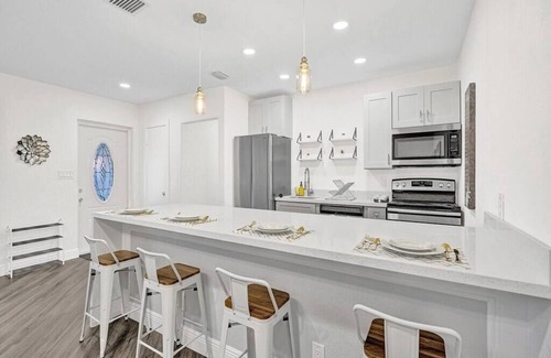 Central Fort Lauderdale Casa | Una Invitación a la Elegancia: Entra en un Mundo de Felicidad Sofisticada