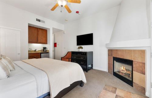 La Quinta Apartamento | Deluxe King Casita Condo with Access to Outdoor Resort-Style Pool condo