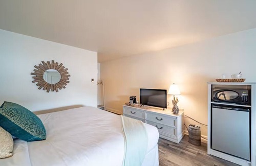 Rehoboth Beach Hotel | Deluxe King Room at Ocean Glass Inn | Convenient Stay w/Free B'fast & Parking